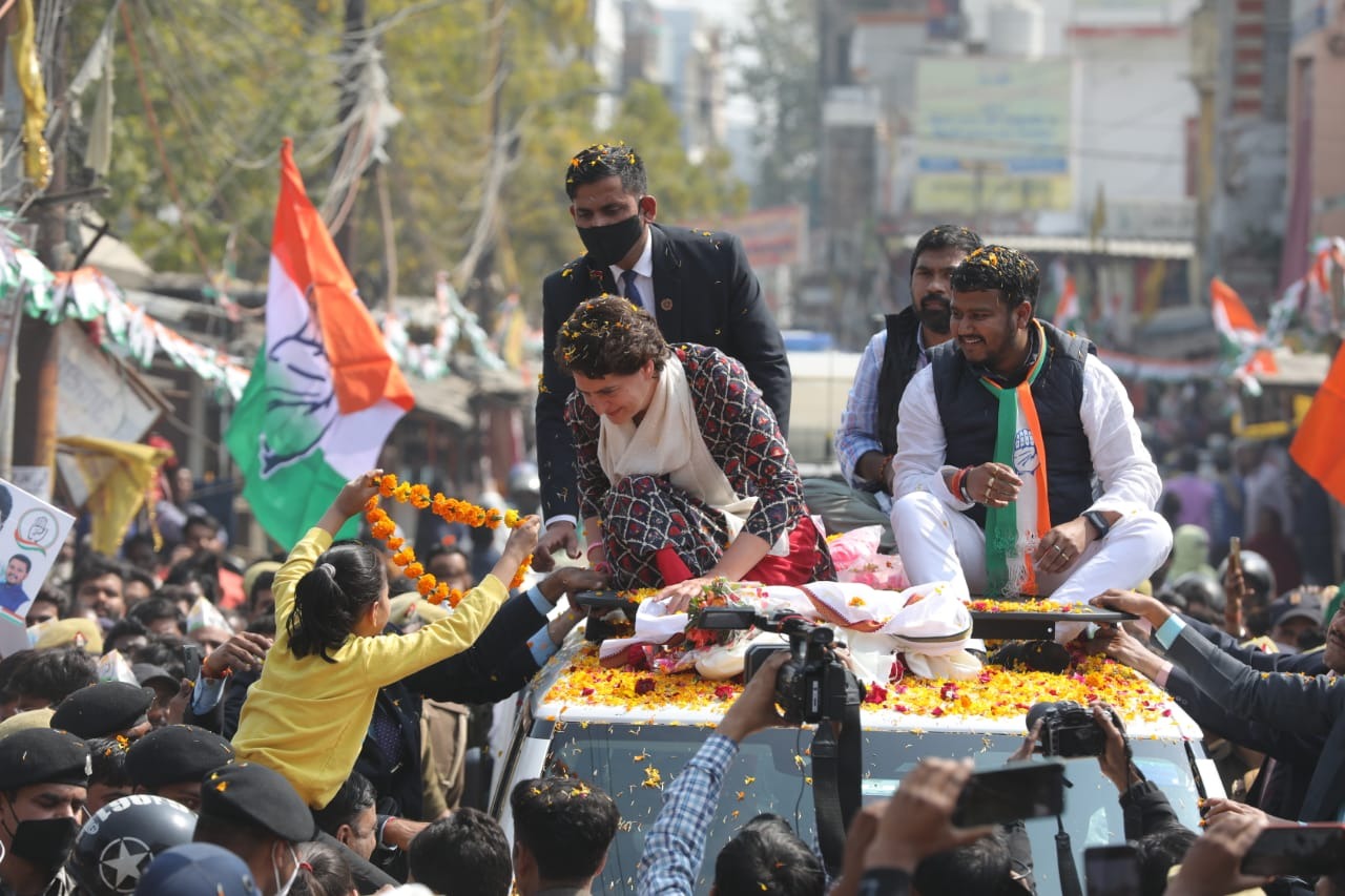 UP Elections: लखनऊ के चिनहट बाजार में प्रियंका गांधी के रोड शो में उमड़ा जनसैलाब, ललन कुमार के लिए मांगे वोट