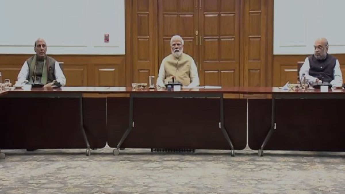 यूक्रेन पर सीसीएस बैठक: विदेश मंत्रालय ने बताया, वहां फंसे भारतीय कर रहे हैं ईमेल और फोन कॉल, पीएम करेंगे पुतिन से बात