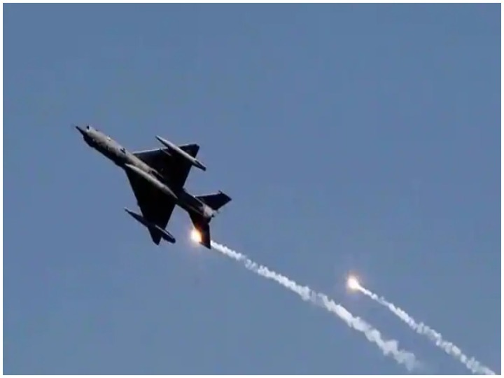 Russia-Ukraine War: रूस पर यूक्रेन ने की बड़ी जवाबी कार्रवाई, 5 रूसी फाइटर प्लेन ढेर, एक हैलीकॉप्टर को भी मार गिराया!