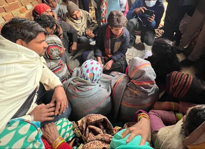प्रियंका गांधी ने बुलंदशहर रेप पीड़िता के परिवार से की मुलाकात, प्रशासन पर जबरन रातोंरात शव जलवाने का लगाया आरोप