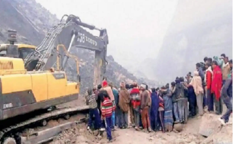 धनबाद में कोयला खनन के दौरान तीन जगहों पर चाल धंसी, एक दर्जन लोग दबे, महिला की लाश निकाली गई