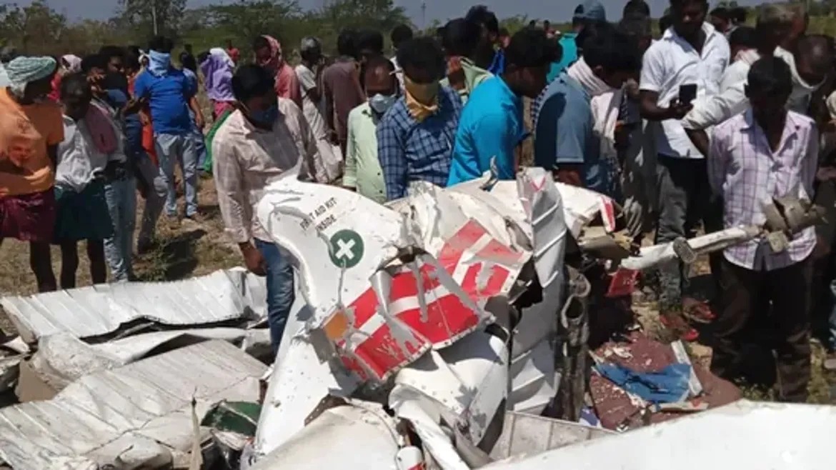 तेलंगाना में क्रैश हुआ हेलिकॉप्टर, दो पायलटों की दर्दनाक मौत, मौके पर जांच में जुटी पुलिस