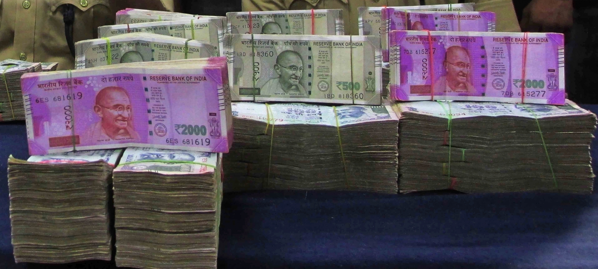 विधानसभा चुनाव की हलचल के बीच नोएडा में एक कार से इतने लाख कैश बरामद, पुलिस ने जब्त की सारी रकम