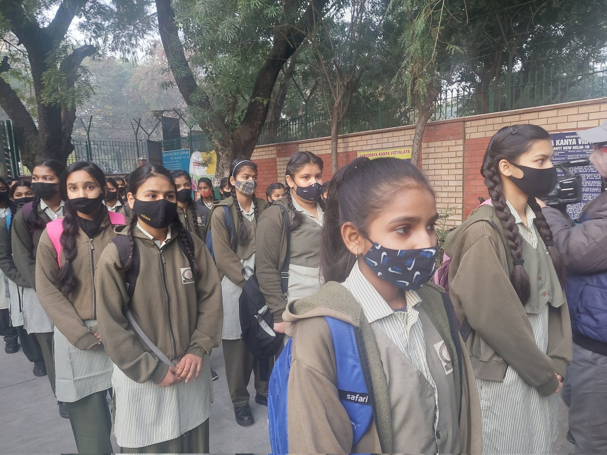 दिल्ली में खुले स्कूल, छात्र बोले- शादी पार्टी में हो सकती हैं शिरकत तो स्कूल आने में है क्या दिक्कत