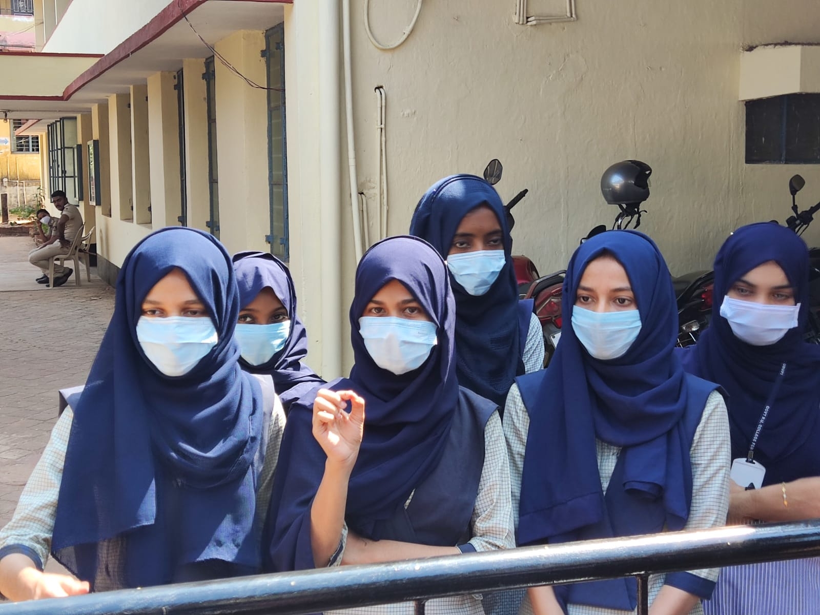 हिजाब विवाद: कर्नाटक में सख्त सुरक्षा घेरे में खुले कॉलेज, हिजाब नहीं उतारने पर छात्राओं को वापस भेजा