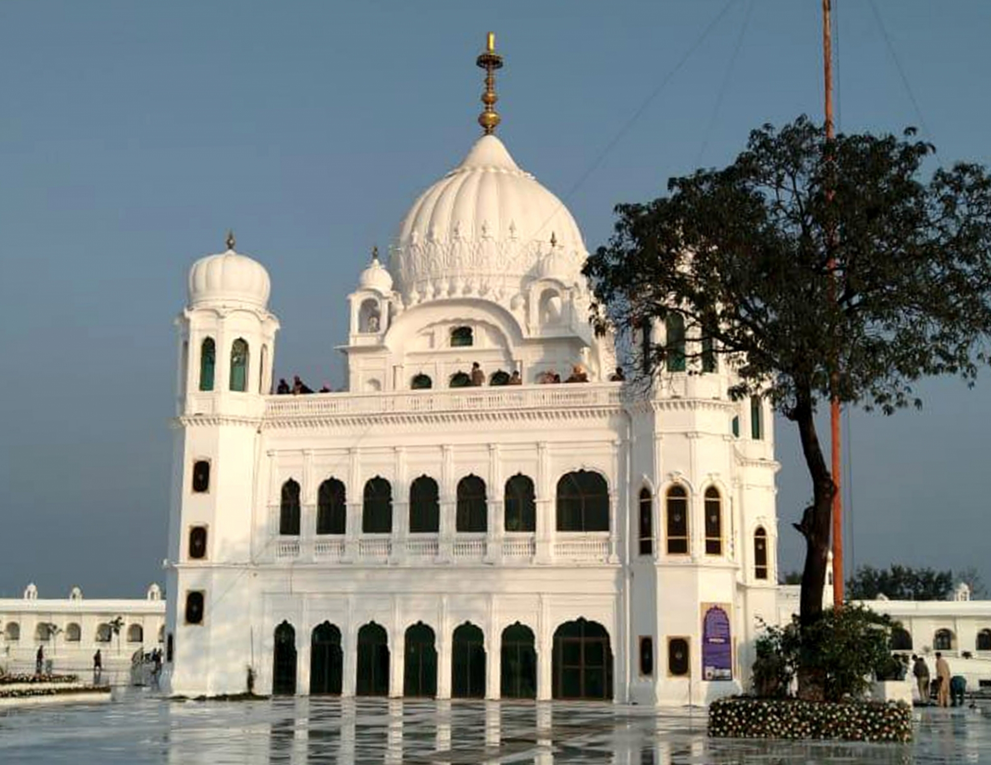 चेहरे पर सुकून देने वाली खबर! करतारपुर में 74 साल बाद साथ मिले बिछड़े परिवार के लोग