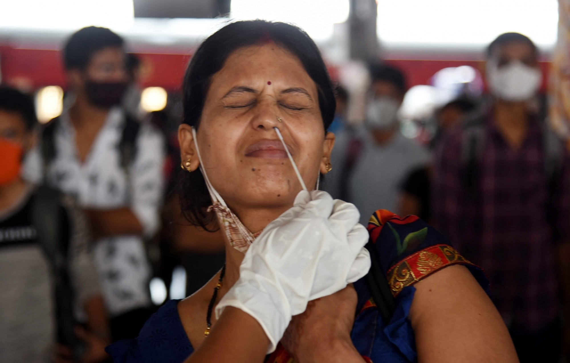 देश में कोरोना के मामलों में बड़ी गिरावट! बीते 24 घंटे में 83,876 नए केस आए सामने, 895 लोगों की मौत