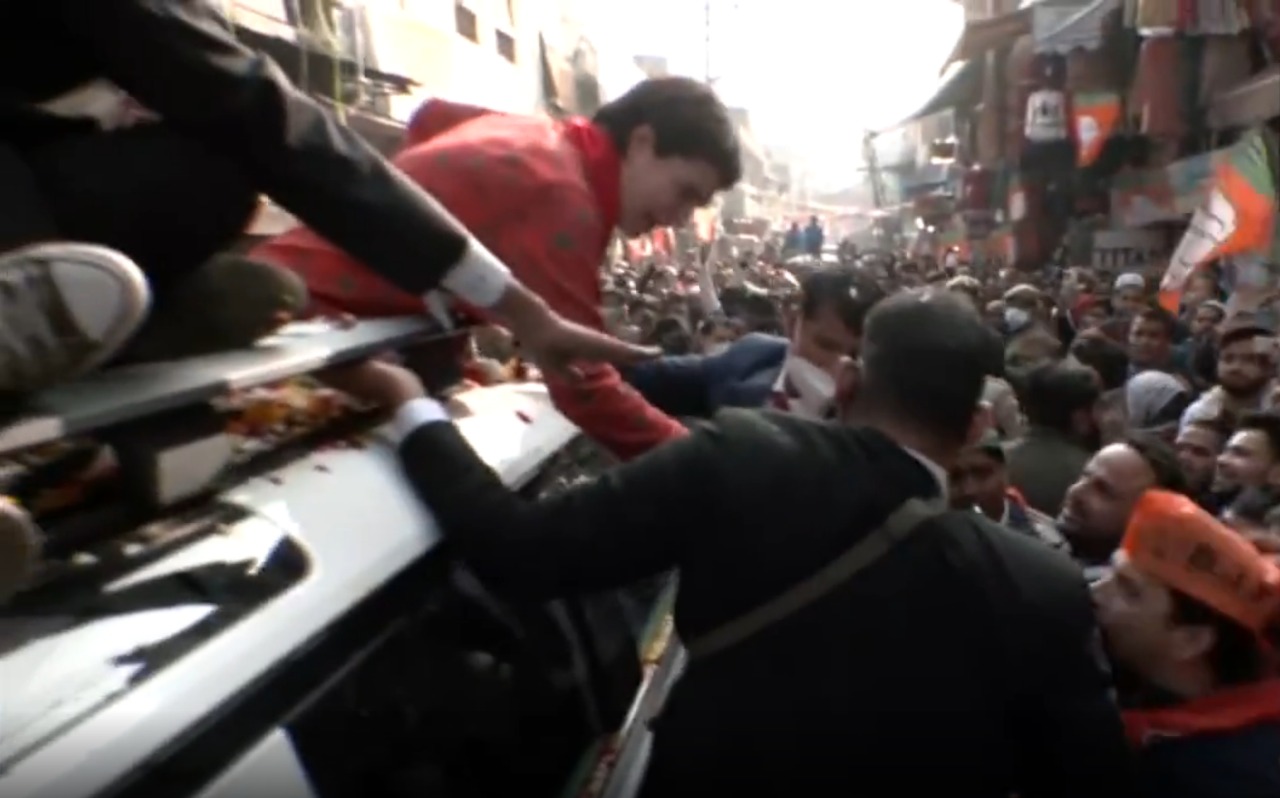 वीडियो: अलीगढ़ में रोड शो के दौरान नारे लगाने लगे BJP कार्यकर्ता, प्रियंका गांधी ने थमा दिया कांग्रेस का घोषणापत्र