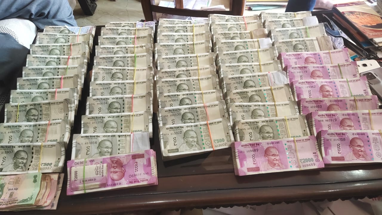 यूपी का चुनावी घमासान: नोएडा में एक घर से 3 करोड़ से अधिक की नगदी बरामद, आयकर विभाग जांच में जुटा