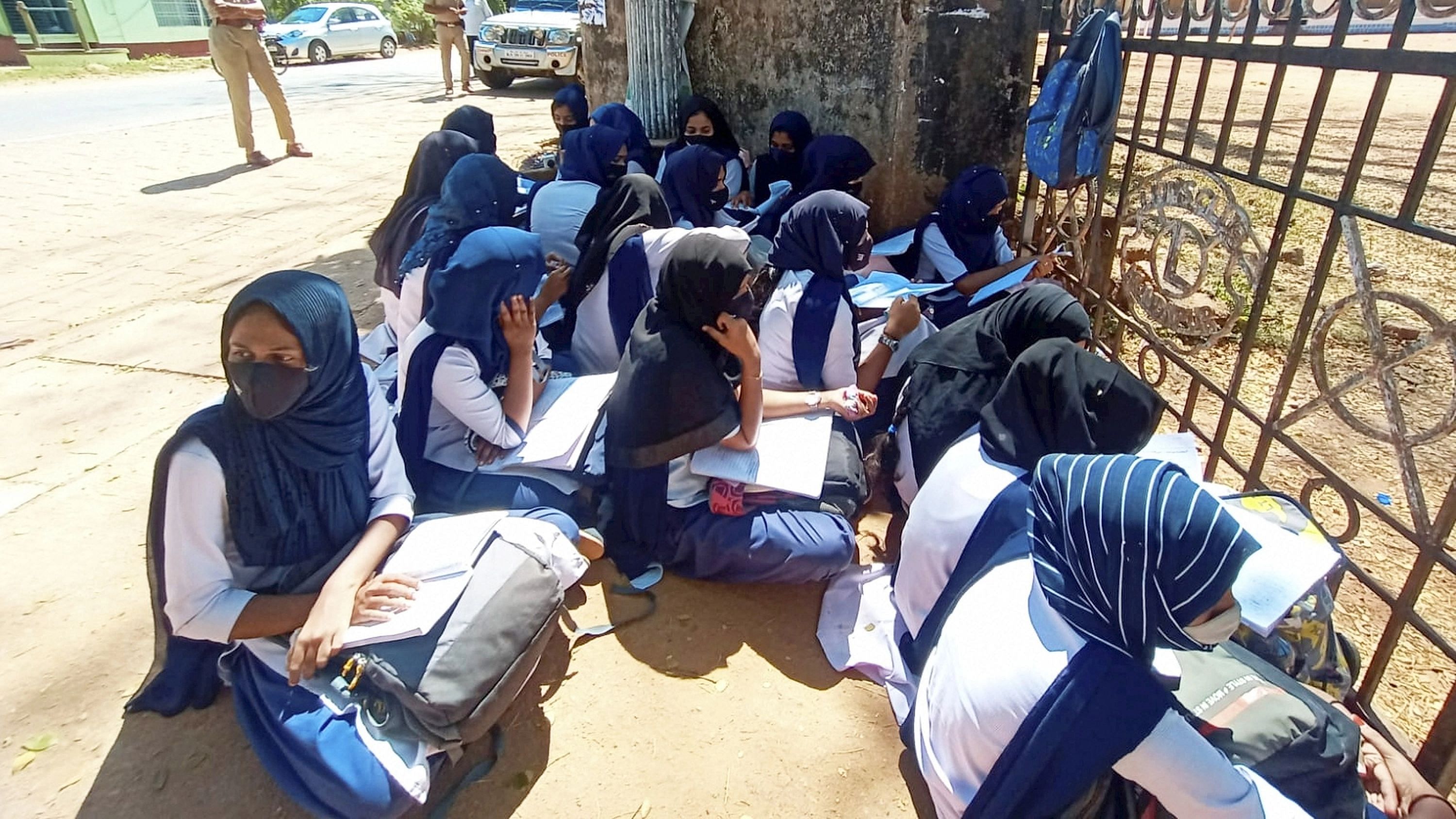 हिजाब विवादः कर्नाटक हाईकोर्ट ने स्कूल-कॉलेज खोलने का दिया आदेश, फैसले तक धार्मिक प्रतीकों पर रोक, सोमवार को सुनवाई