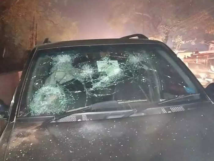 अयोध्या में सपा-बीजेपी समर्थकों के बीच खतरनाक टकराव, फायरिंग और पथराव, कई गाड़ियों को नुकसान
