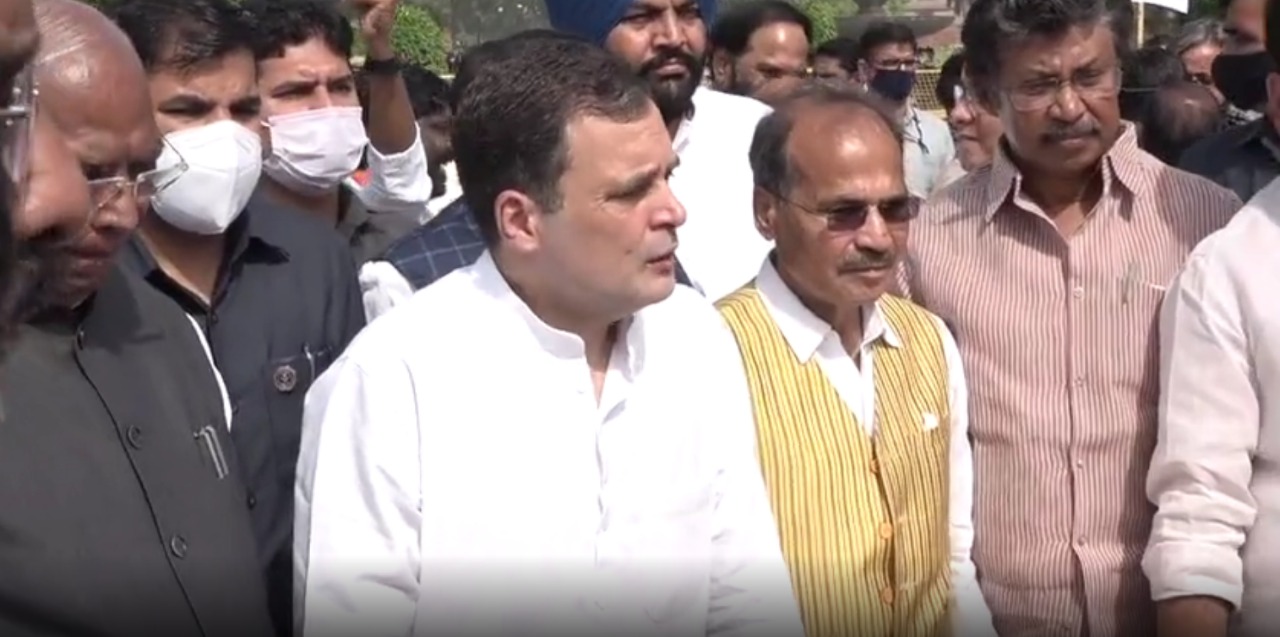 वीडियो: महंगाई पर राहुल गांधी बोले- गरीबों से पैसा निकालकर उद्योगपतियों को देना है मोदी सरकार की सोच