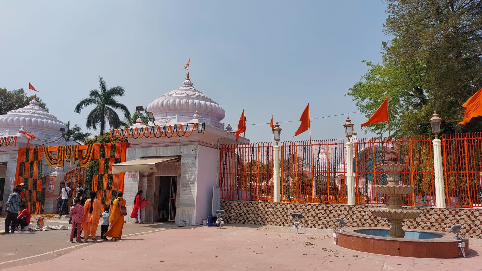 बरसाने से कम नहीं है गोरखपुर की होली, रथ के आगे-पीछे हजारों की संख्या में लोग होते हैं शामिल