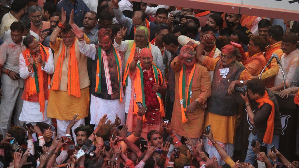 आकार पटेल का लेख: बीजेपी क्यों विश्वास दिलाना चाहती है कि उसकी चुनावी जीत कल्याणकारी योजनाओं के कारण हुई है!