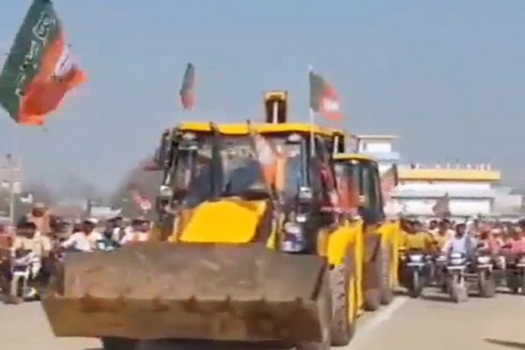 विष्णु नागर का व्यंग: देश को नया राष्ट्रीय प्रतीक देने के लिए धन्यवाद मोदी जी के पोस्टर हर घर के हर दीवार पर लगने चाहिए!