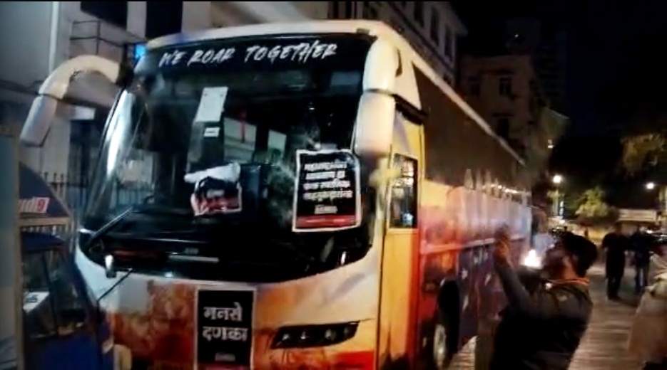 MNS कार्यकर्ताओं ने मुंबई में आईपीएल टीम की बस में की तोड़फोड़, अपनी मांगों के पोस्टर चिपकाए, नारे लगाए