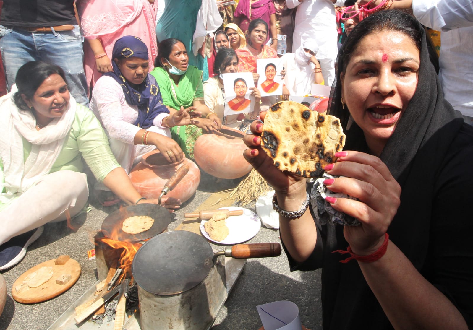दिल्ली: बढ़ती महंगाई को लेकर मोदी सरकार के खिलाफ यूथ कांग्रेस का प्रदर्शन, सड़कों पर रोटी बनाकर जताया विरोध