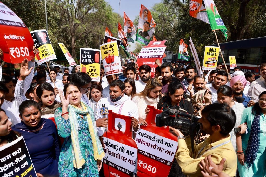बढ़ती मंहगाई के खिलाफ दिल्ली की सड़कों पर भारतीय युवा कांग्रेस कार्यकर्ता, श्रीनिवास ने पीएम मोदी पर बोला जोरदार हमला