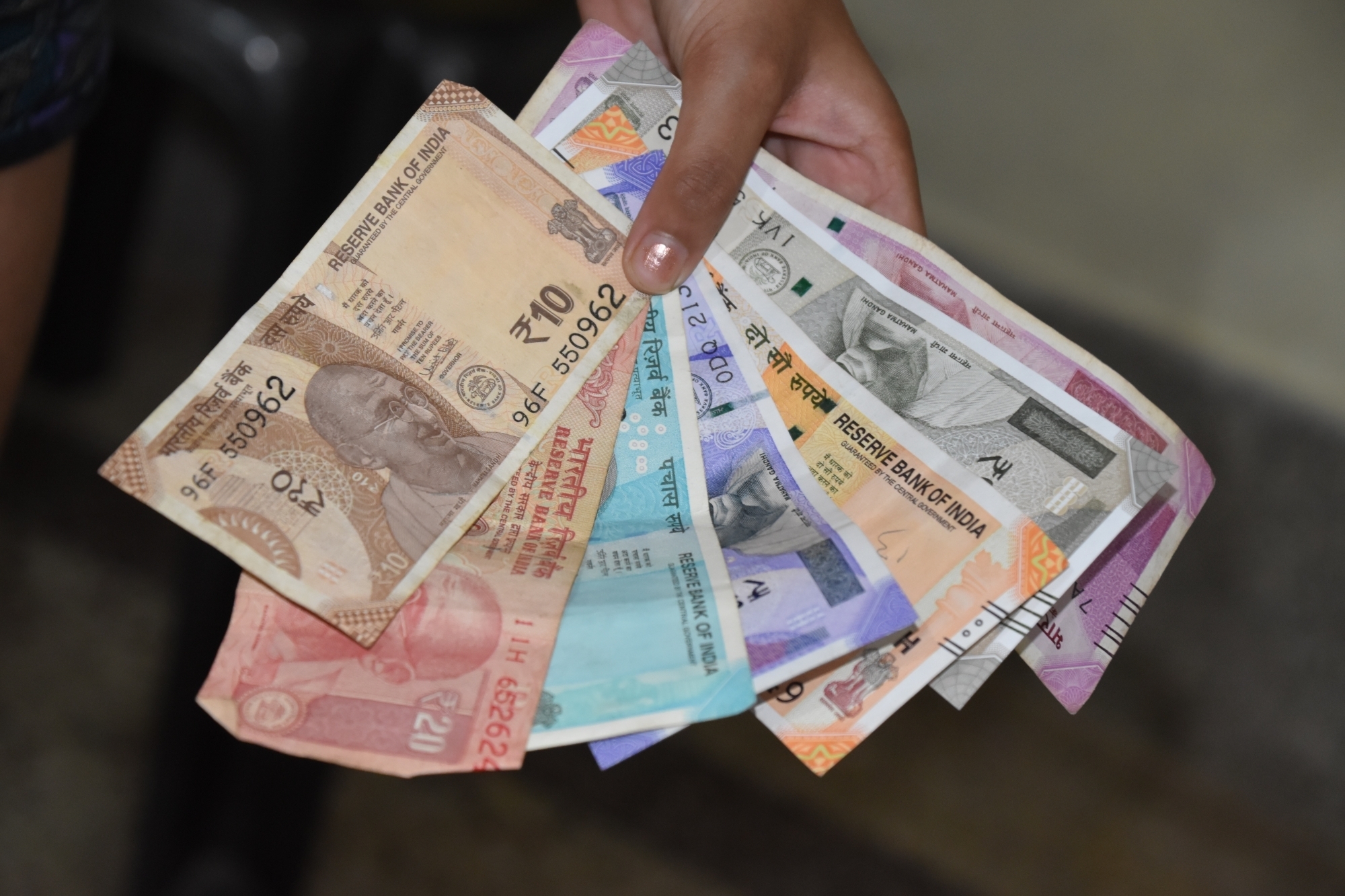 यूक्रेन संकट के बीच भारत में बढ़ेगी महंगाई! डॉलर के मुकाबले रुपए में आई रिकॉर्ड गिरावट