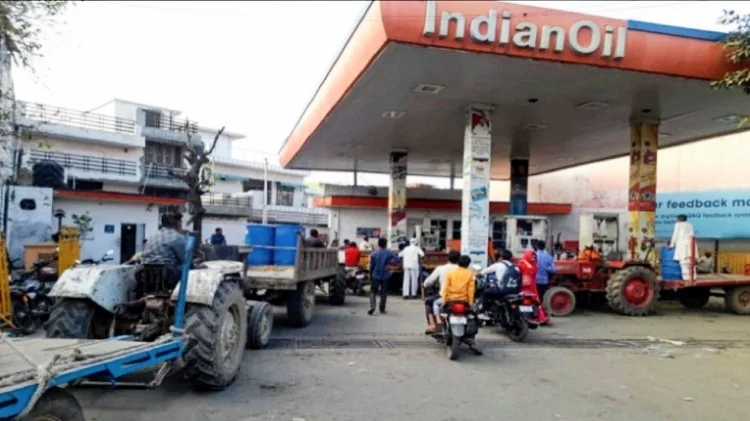 यूपी: तेल की कीमतों में वृद्धि की अफवाहों के बीच पेट्रोल पंपों पर लगी लंबी कतारें, लोगों ने कहा- बढ़ सकते हैं दाम