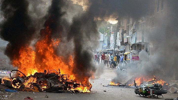 Internet service suspended after violence in Bengal, curfew imposed