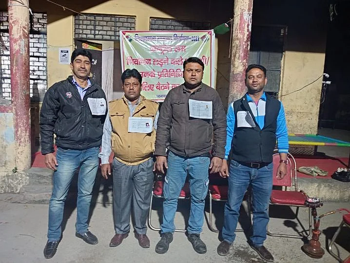यूपी चुनावः EVM में गड़बड़ी की आशंका ने उड़ाई नेताओं की नींद, कहीं भजन तो कहीं हंगामे के बीच कटी रात