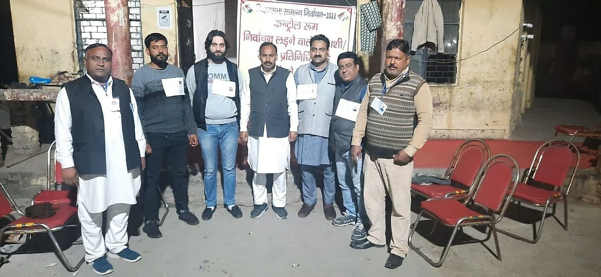 यूपी चुनावः EVM में गड़बड़ी की आशंका ने उड़ाई नेताओं की नींद, कहीं भजन तो कहीं हंगामे के बीच कटी रात
