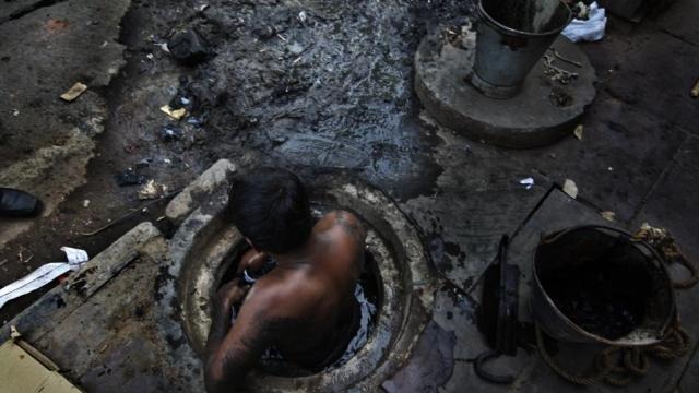 महाराष्ट्र के पुणे में दर्दनाक हादसा! सेप्टिक टैंक की सफाई के दौरान दम घुटने से 4 लोगों की मौत