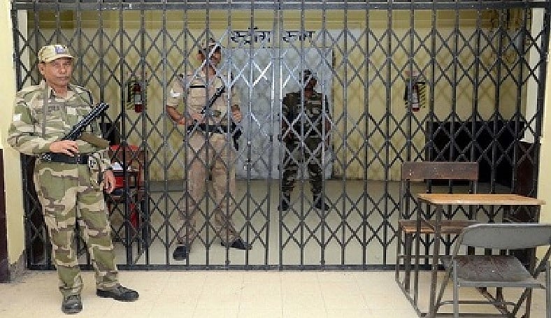 अखिलेश के लोकतंत्र बचाव आह्वान के बाद एकजुट हुआ विपक्ष, ईवीएम स्ट्रॉंग रूम पर पैनी नजर रख रहे नेता-कार्यकर्ता