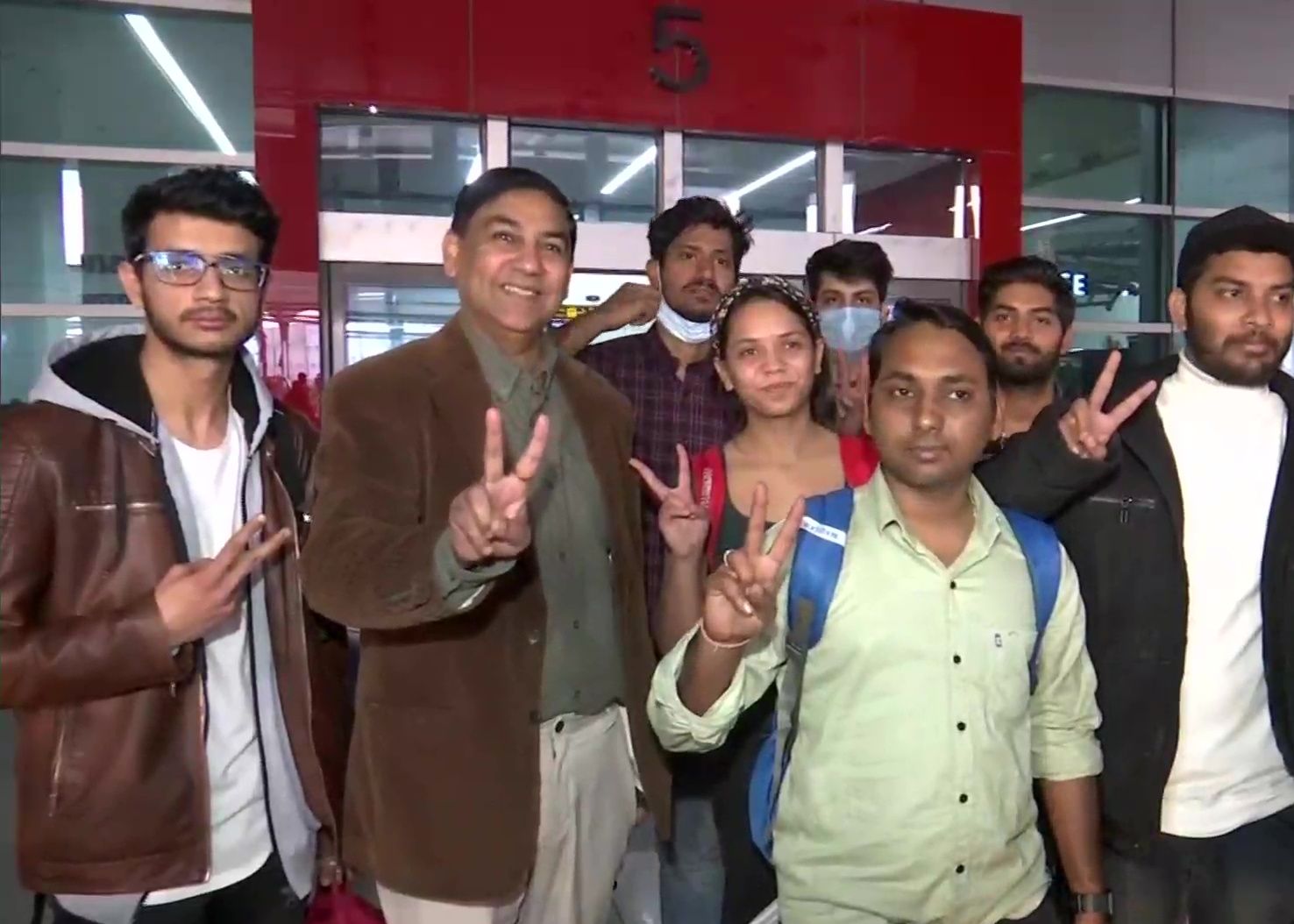 यूक्रेन में फंसे 242 भारतीय नागरिक पोलैंड से दिल्ली पहुंचे, छात्रों ने कहा- खाने-पीने और बिजली की थी दिक्कत