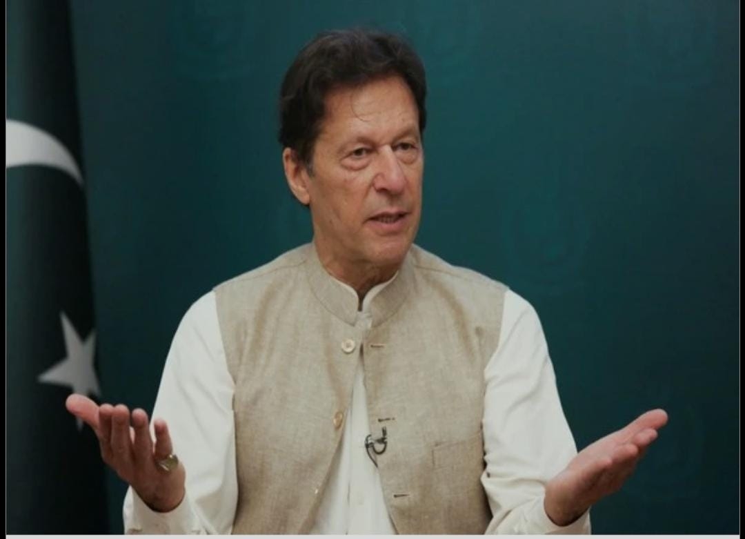 Pak: धमकी, समर्थकों को उकसाने से लेकर काला जादू तक, जानें सत्ता में बने रहने के लिए क्या-क्या हथकंडे अपना रहे इमरान