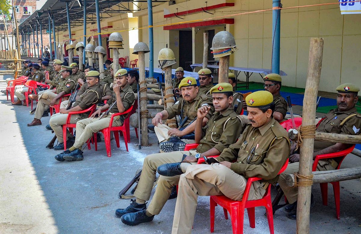 अखिलेश के लोकतंत्र बचाव आह्वान के बाद एकजुट हुआ विपक्ष, ईवीएम स्ट्रॉंग रूम पर पैनी नजर रख रहे नेता-कार्यकर्ता