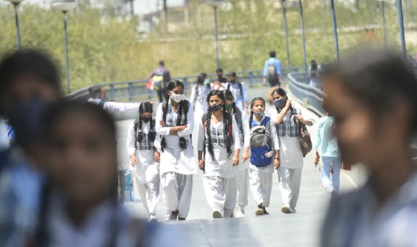 दिल्ली के स्कूलों में कोरोना की दस्तक ने बढ़ाई चिंता, सरकार नए सिरे से गाइडलाइंस जारी करेगी