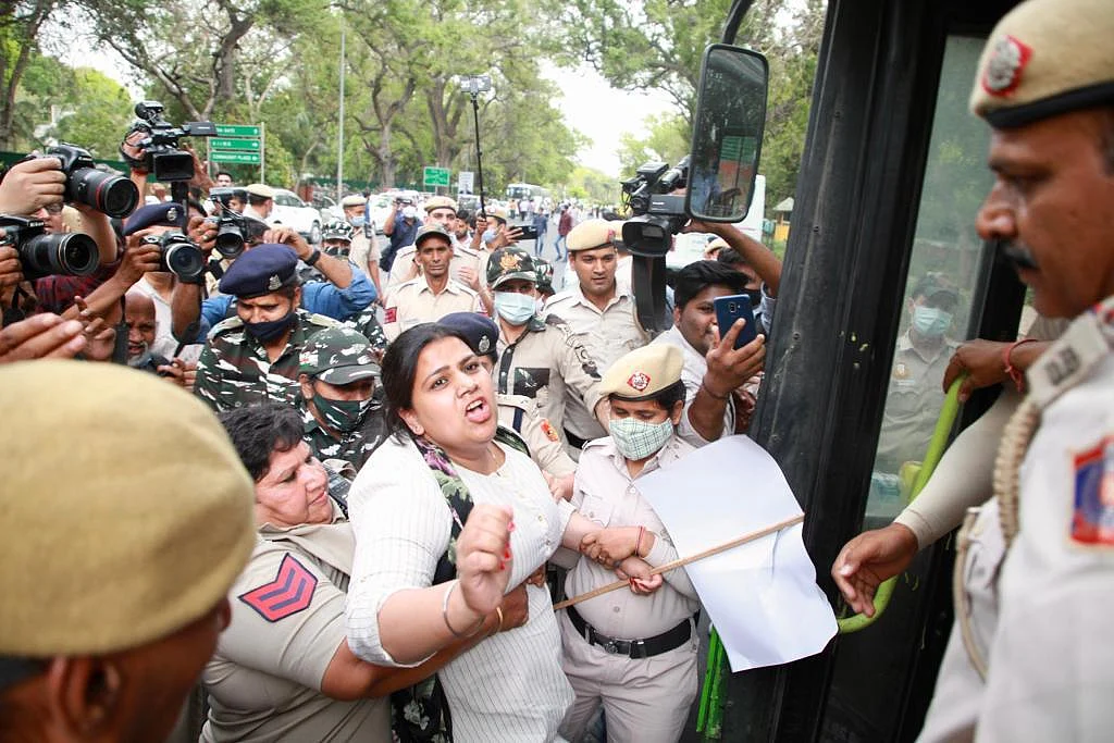 बुलडोजर कर्रवाई के खिलाफ सड़क पर उतरी यूथ कांग्रेस, कहा- लोकतंत्र को रौंदने का भाजपाई षड्यंत्र नहीं होगा कामयाब