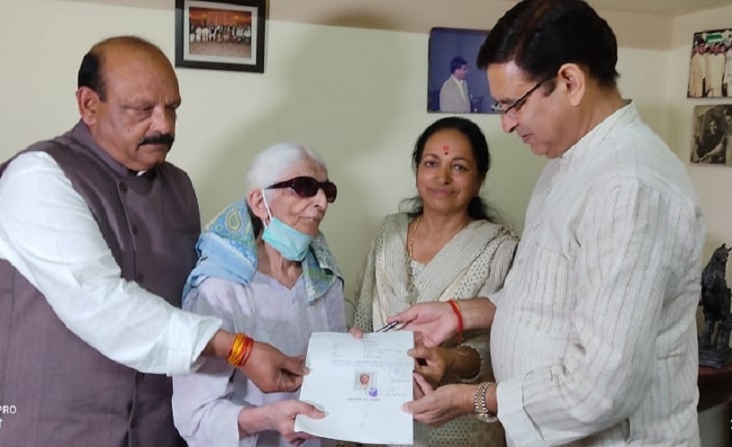 देहरादून की बुजुर्ग महिला ने सारी संपत्ति राहुल गांधी के नाम की, देश के लिए गांधी परिवार की कुर्बानी को बताया वजह