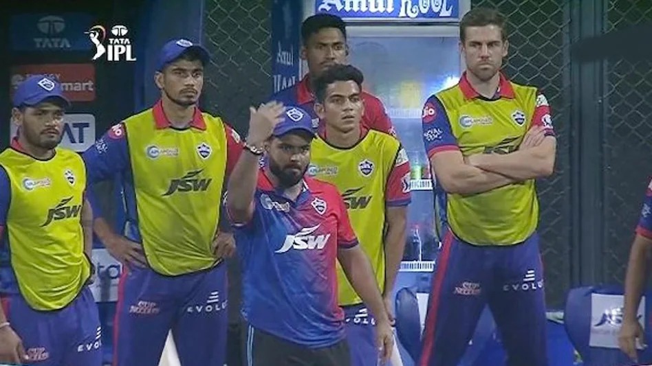 IPL 15: ऋषभ पंत को 'आगबबूला' होना पड़ा भारी, लगा जुर्माना, आमरे को मिली और भी बड़ी सजा, शार्दुल भी नपे