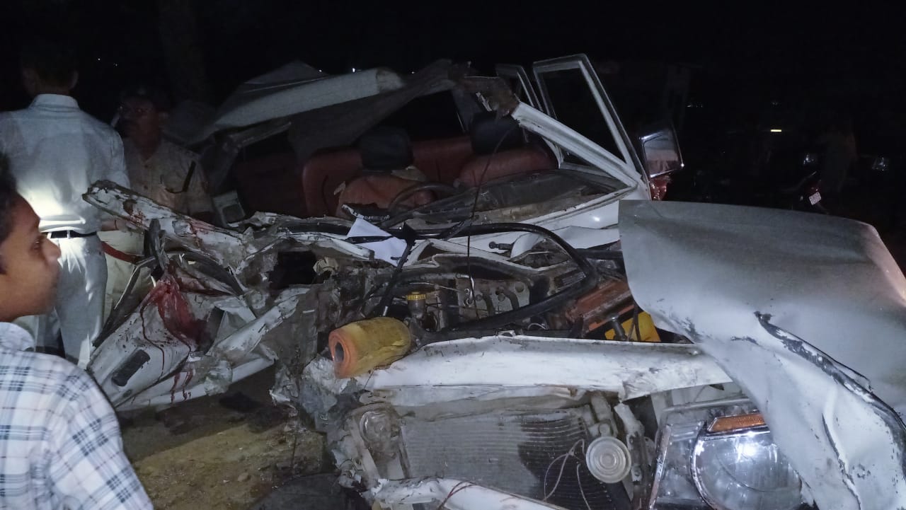UP: देवरिया में बोलेरो और बस की टक्कर में अब तक 6 की मौत, 10 से ज्यादा घायल, गैस कटर से निकाले शव