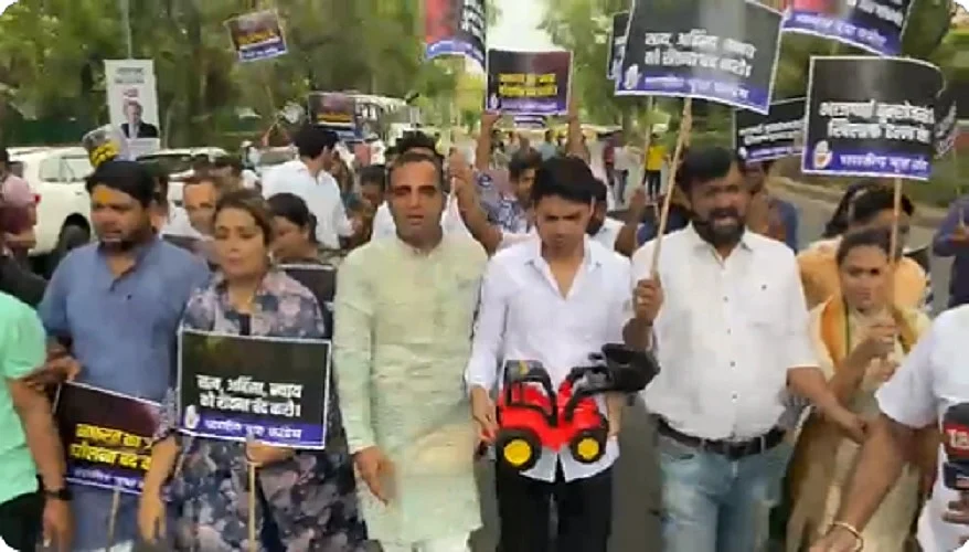 बुलडोजर कर्रवाई के खिलाफ सड़क पर उतरी यूथ कांग्रेस, कहा- लोकतंत्र को रौंदने का भाजपाई षड्यंत्र नहीं होगा कामयाब