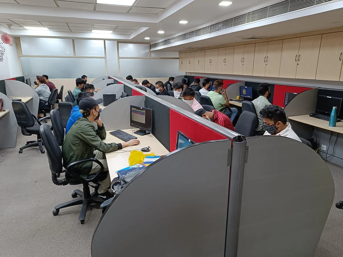 गुरुग्राम में अमेरिका, कनाडा के लोगों को ठगने वाले फर्जी कॉल सेंटर का भंडाफोड़, 17 लोग गिरफ्तार, कई उपकरण जब्त