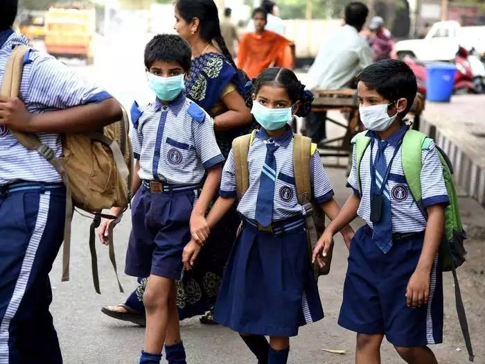 नोएडा में बढ़ी कोरोना की रफ्तार! 24 घंटे में 33 बच्चे हुए संक्रमित, कुल 107 नए केस मिलने से हड़कंप