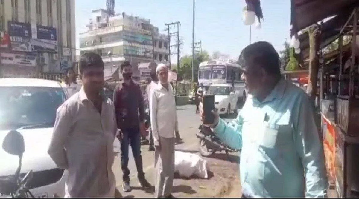 गाजियाबाद में मीट की दुकान बंद न करने पर बुलडोजर चलवाने की धमकी देता अधिकारी