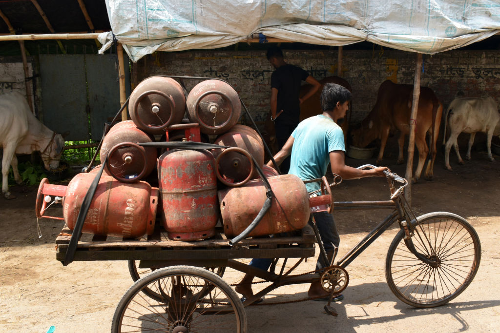 देश की जनता को फिर लगा महंगाई का झटका, 250 रुपए बढ़े कमर्शियल LPG गैस सिलेंडर के दाम