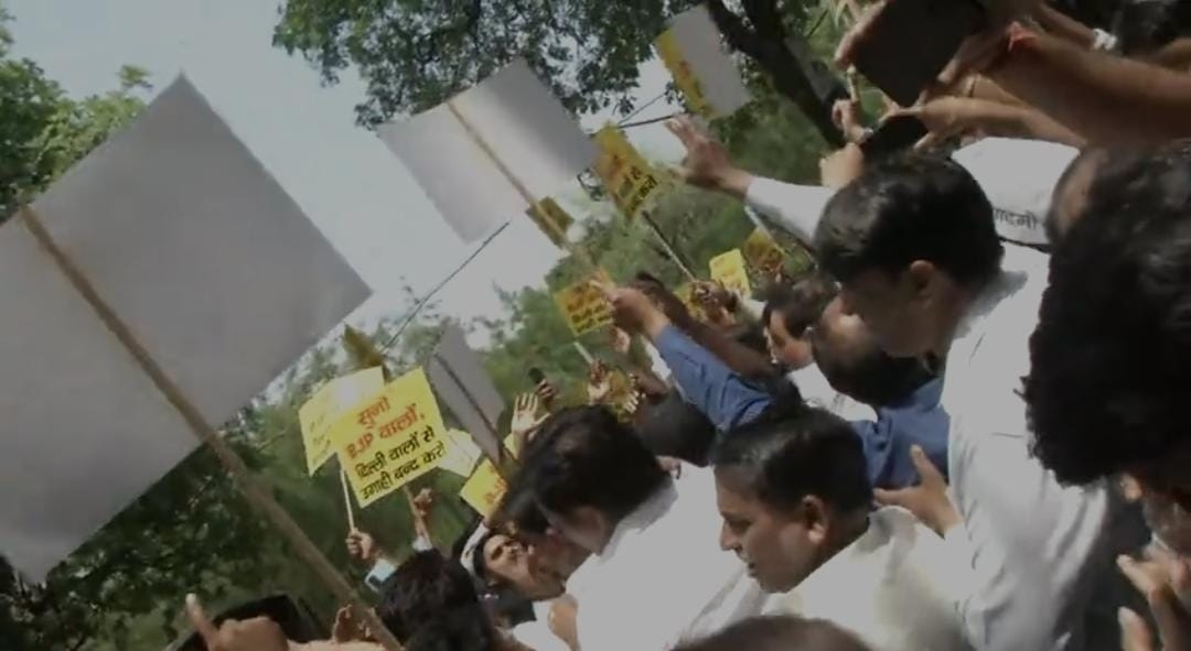 दिल्ली: 'बुलडोजर एक्शन' का AAP ने किया विरोध, BJP दफ्तर के बाहर किया प्रदर्शन, कहा- नहीं चलेगी गुंडागर्दी