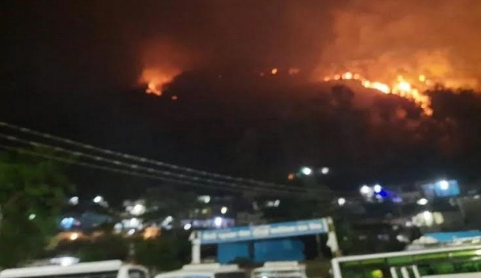 उत्तराखंड में वरुणावत पर्वत में लगी भीषण आग, काबू पाने की कोशिश जारी