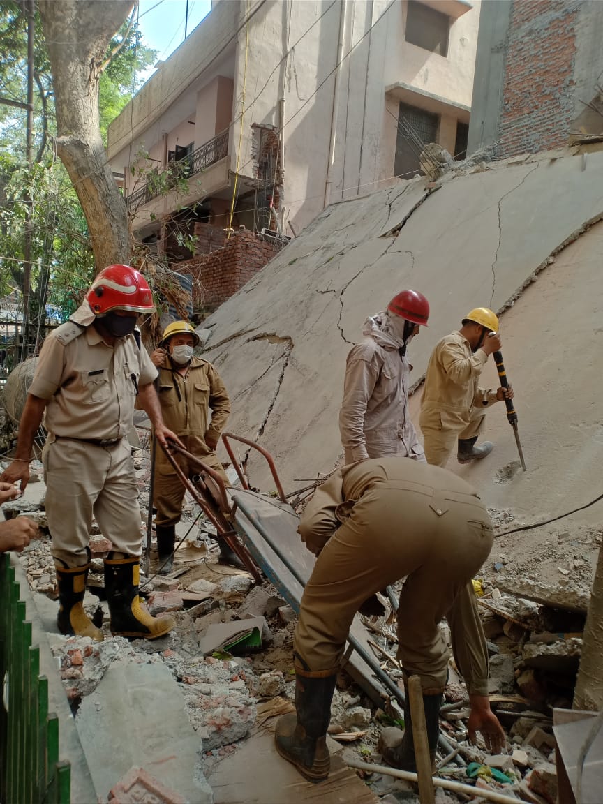 दिल्ली के सत्य निकेतन इलाके में इमारत गिरी, कई लोगों के फंसे होने की आशंका, बचाव कार्य जारी