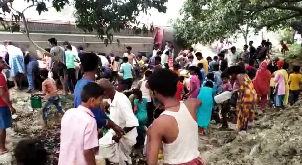 बिहार में बीच सड़क पर पेट्रोल की लूट! सड़क हादसे के बाद दुर्घटनाग्रस्त टैंकर से तेल लूट ले गए लोग