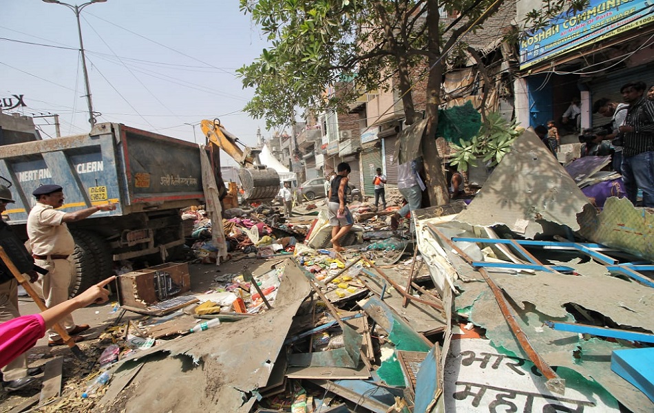 दो घंटे तक मकानों-दुकानों को ध्वस्त करने के बाद आखिर रुके MCD के बुलडोजर, सुप्रीम कोर्ट ने लगाई है रोक
