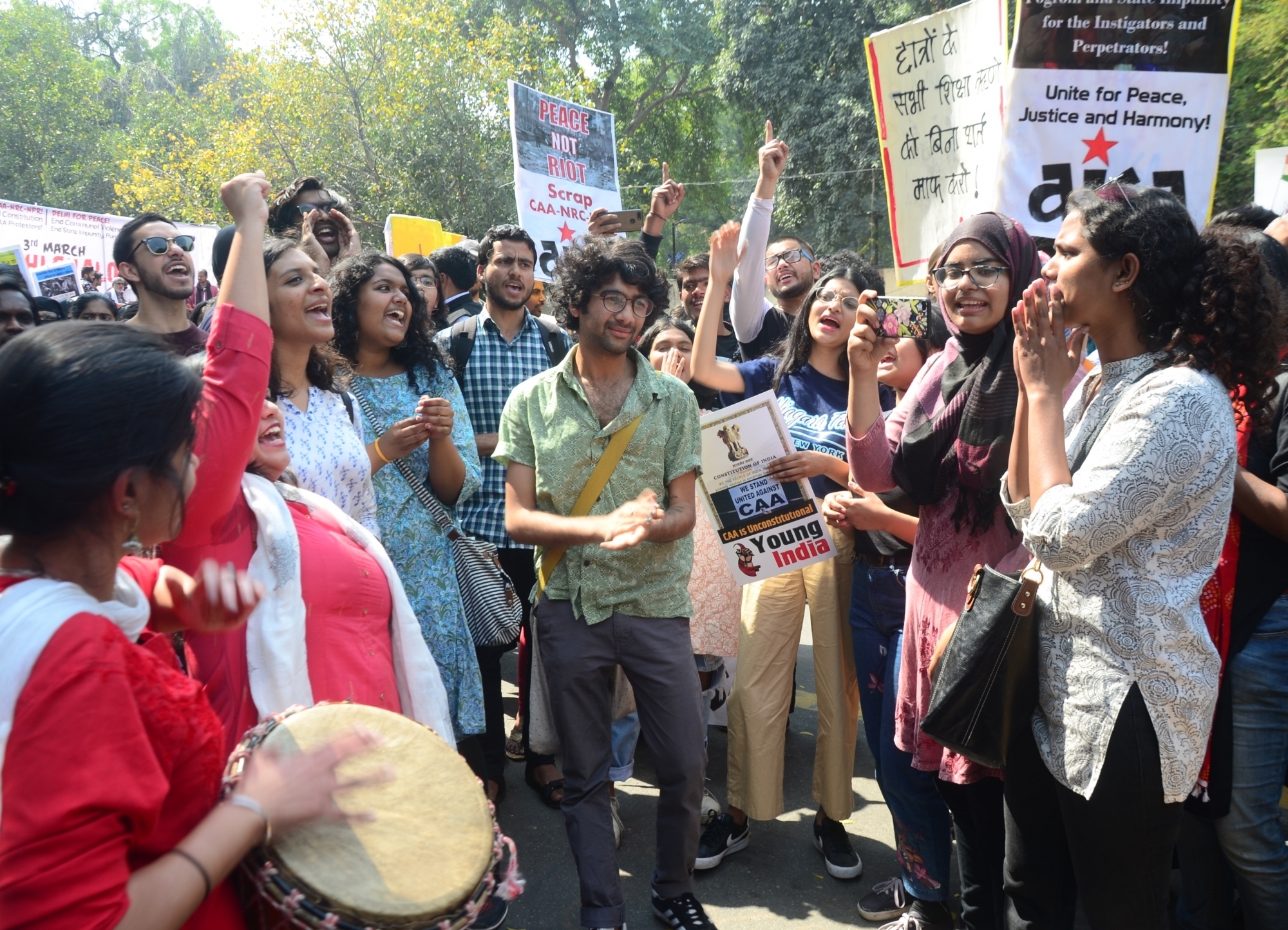 जेएनयू हिंसा: शिक्षा मंत्रालय ने विश्वविद्यालय प्रशासन से तलब की रिपोर्ट, छात्र संगठनों का एक दूसरे पर आरोप-प्रत्यारोप