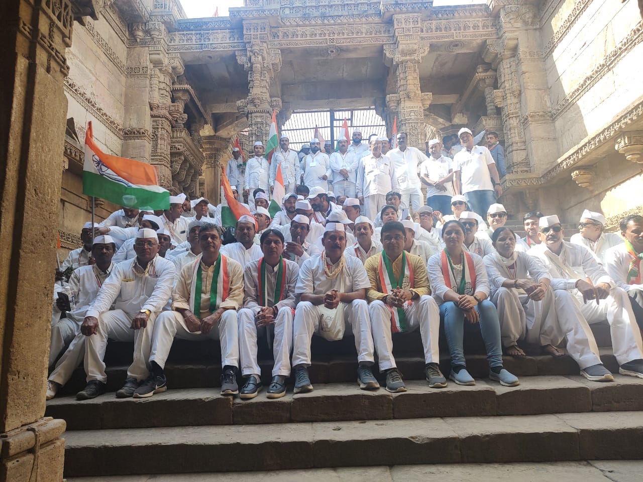 गुजरात: गांधीनगर की ओर बढ़ रही कांग्रेस की ‘आजादी गौरव यात्रा’, बड़ी संख्या में पदयात्रा में शामिल हो रहे लोग