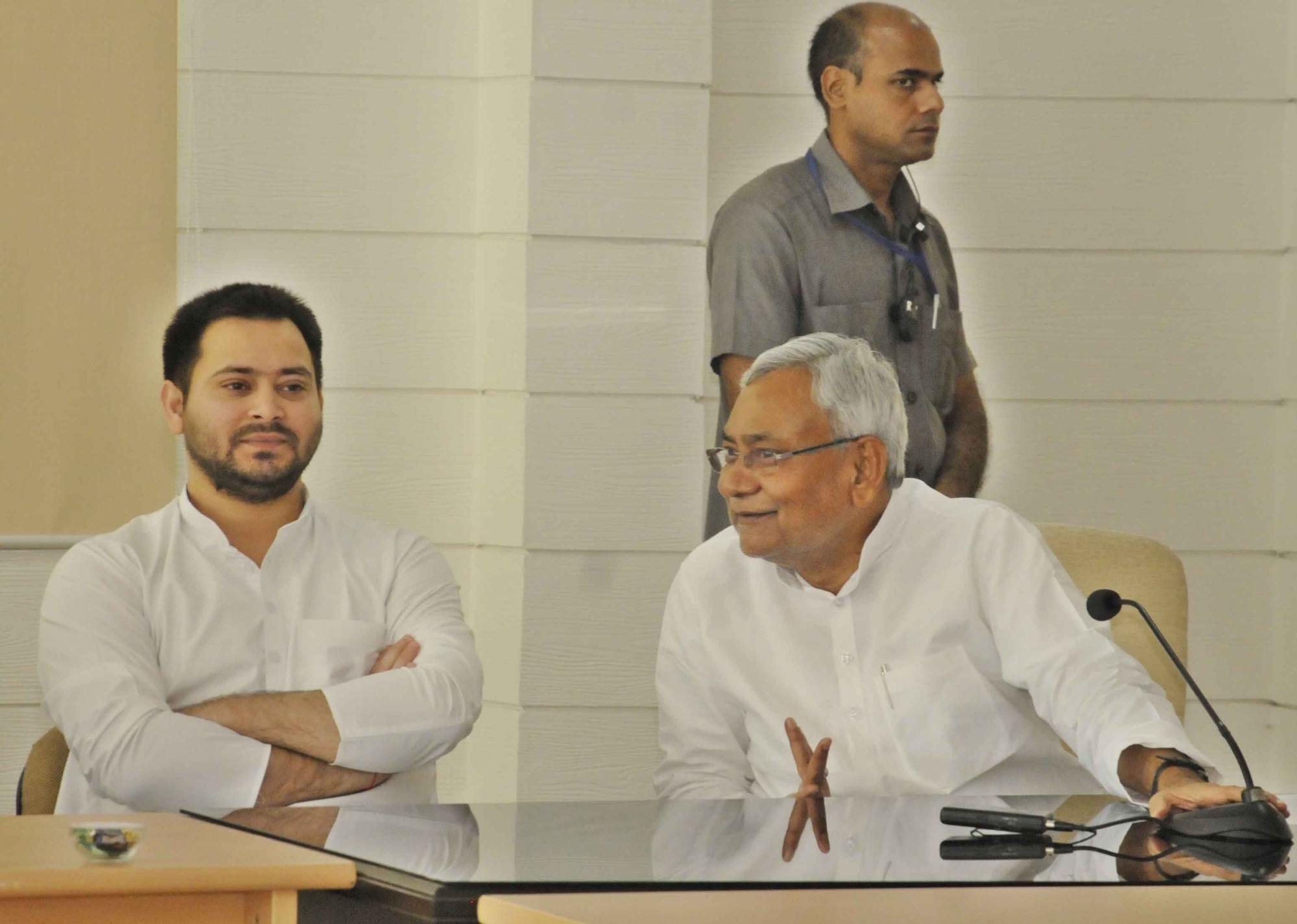 तेजस्वी यादव ने नीतीश कुमार पर कसा तंज, कहा, 'अपनी इच्छा की चिंता छोड़, जनता की इच्छा पूरा करें'